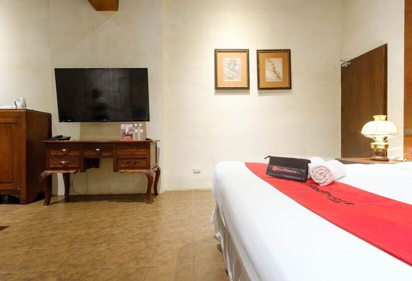 ホテル Reddoorz Plus @ Calle Crisologo Vigan