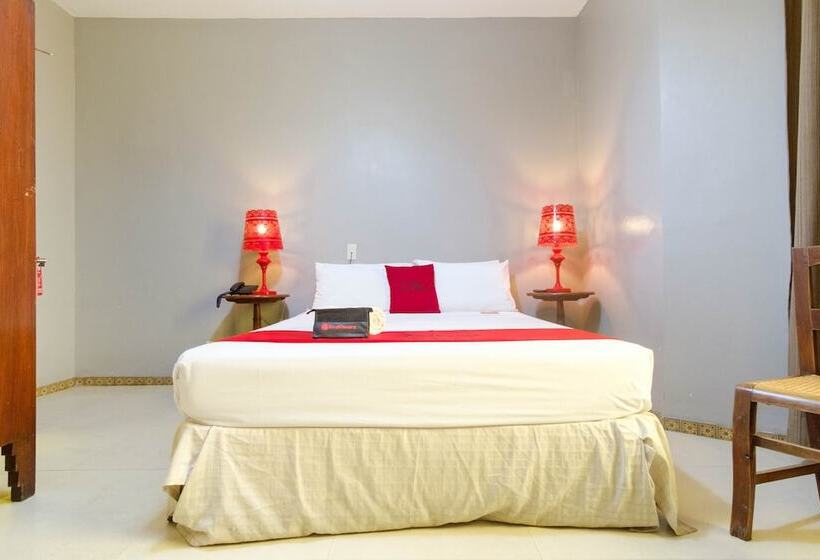 ホテル Reddoorz Plus @ Calle Crisologo Vigan