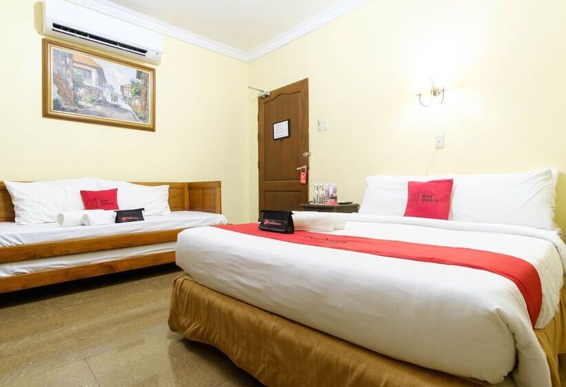 ホテル Reddoorz Plus @ Calle Crisologo Vigan