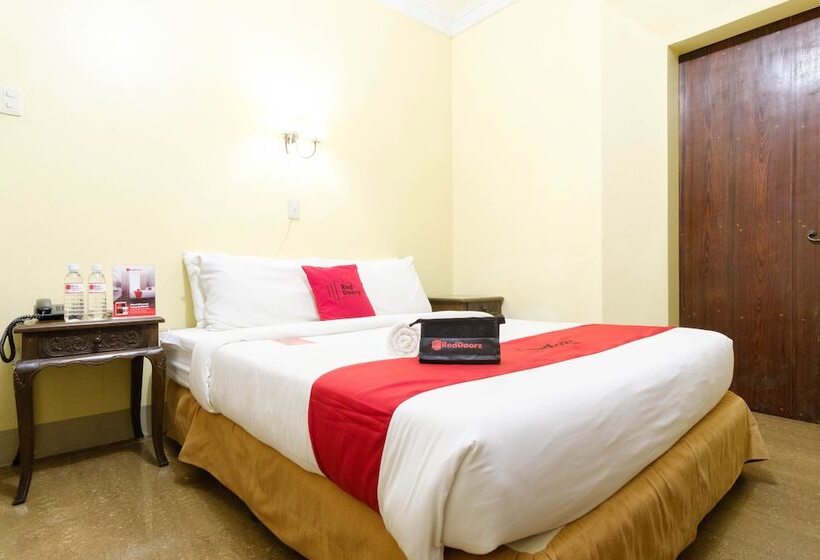 ホテル Reddoorz Plus @ Calle Crisologo Vigan