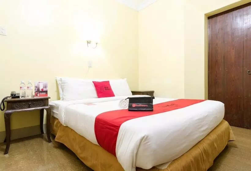 ホテル Reddoorz Plus @ Calle Crisologo Vigan