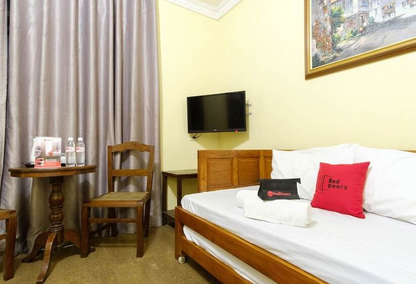 ホテル Reddoorz Plus @ Calle Crisologo Vigan