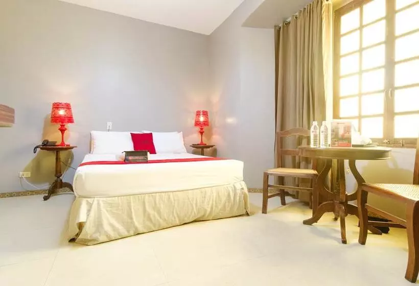 ホテル Reddoorz Plus @ Calle Crisologo Vigan