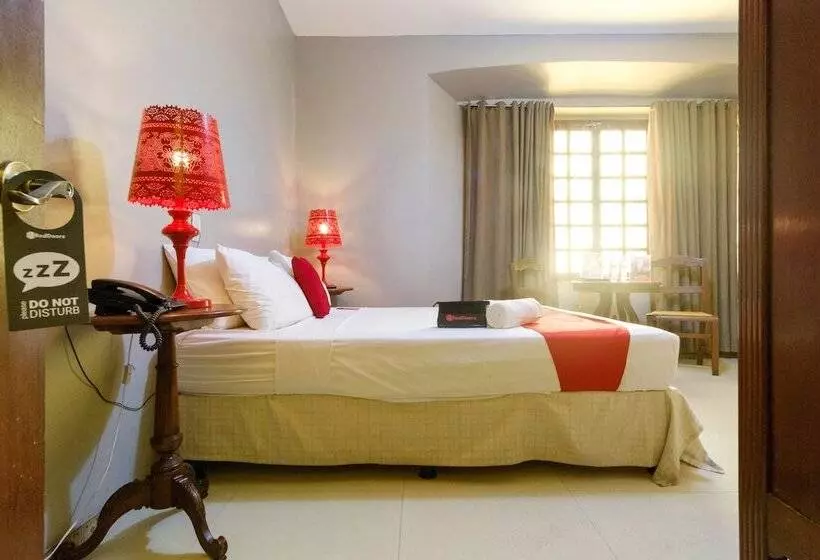 ホテル Reddoorz Plus @ Calle Crisologo Vigan