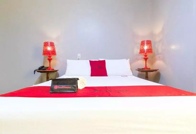 ホテル Reddoorz Plus @ Calle Crisologo Vigan
