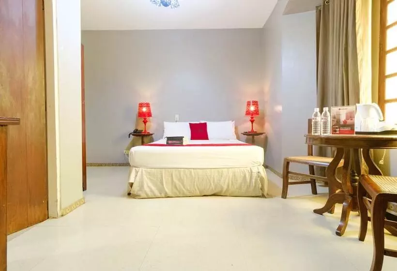 ホテル Reddoorz Plus @ Calle Crisologo Vigan