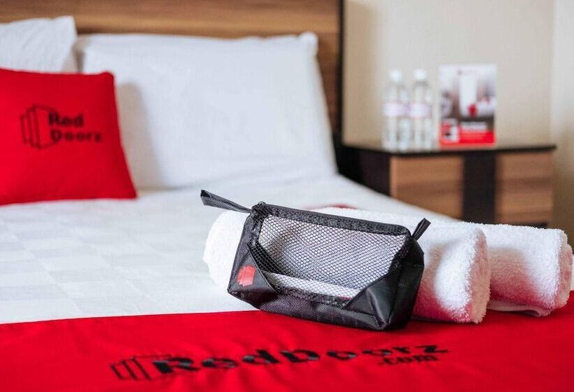 ホテル Reddoorz Plus @ Calle Crisologo Vigan