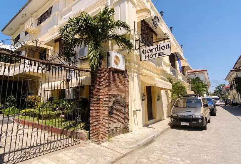 ホテル Reddoorz Plus @ Calle Crisologo Vigan