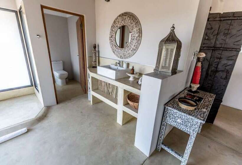 فندق The Wild Blue Lodge Safari & Spa