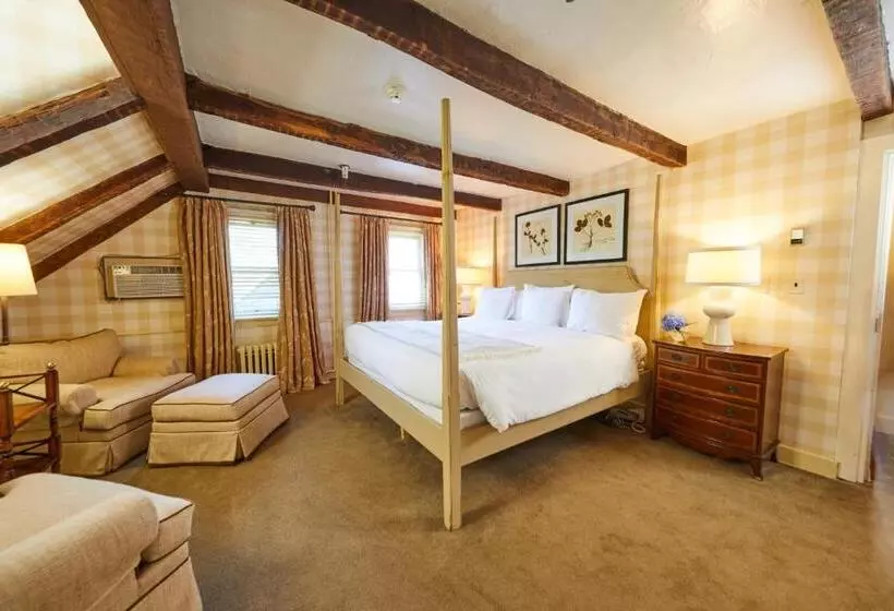 Otel Three Village Inn