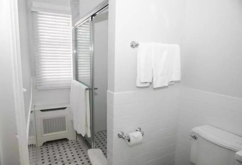 Otel Three Village Inn