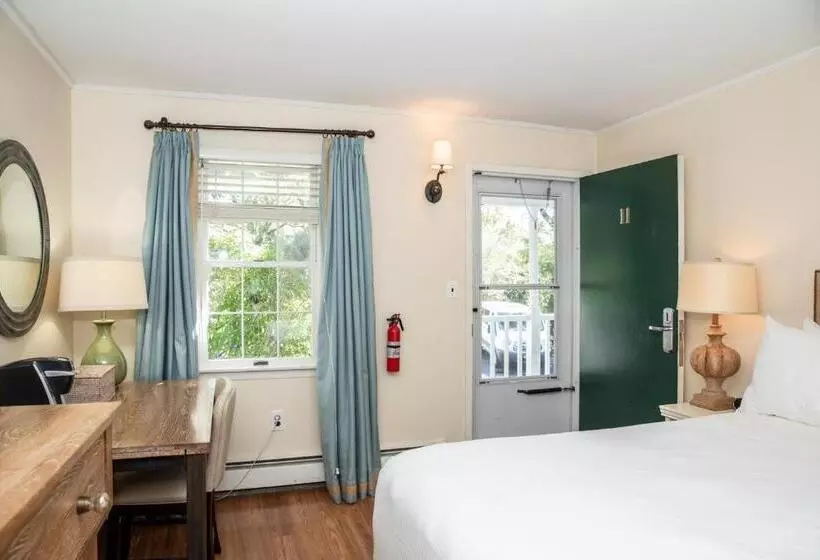 Otel Three Village Inn