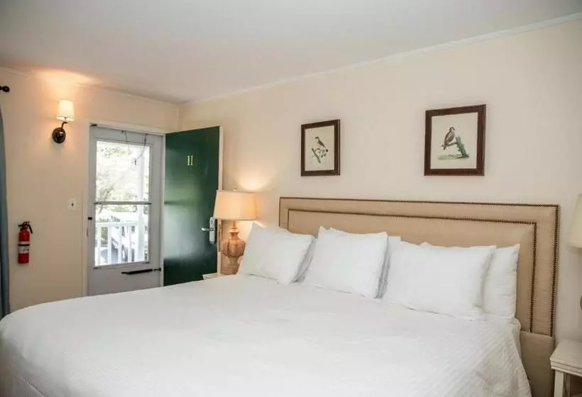 Otel Three Village Inn