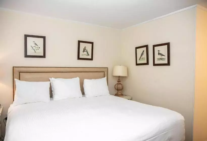 Otel Three Village Inn