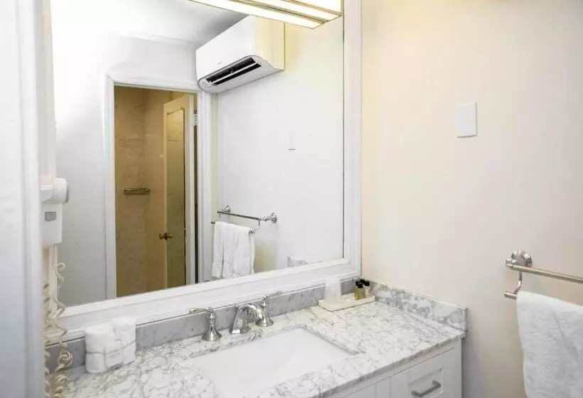 Otel Three Village Inn