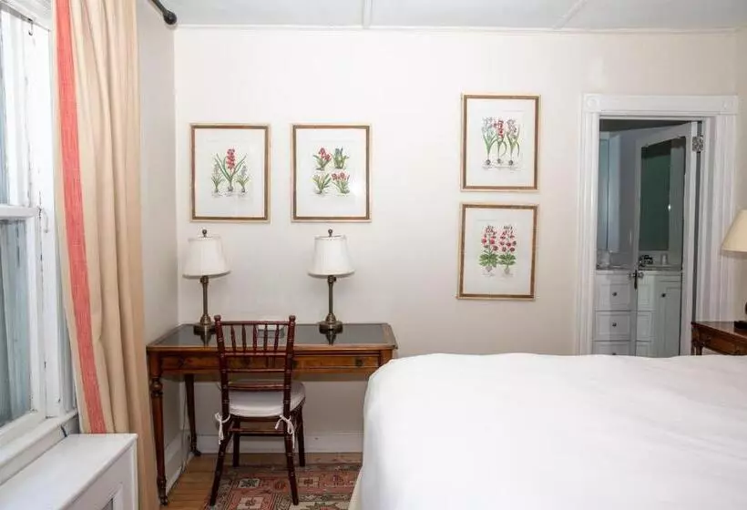 Otel Three Village Inn