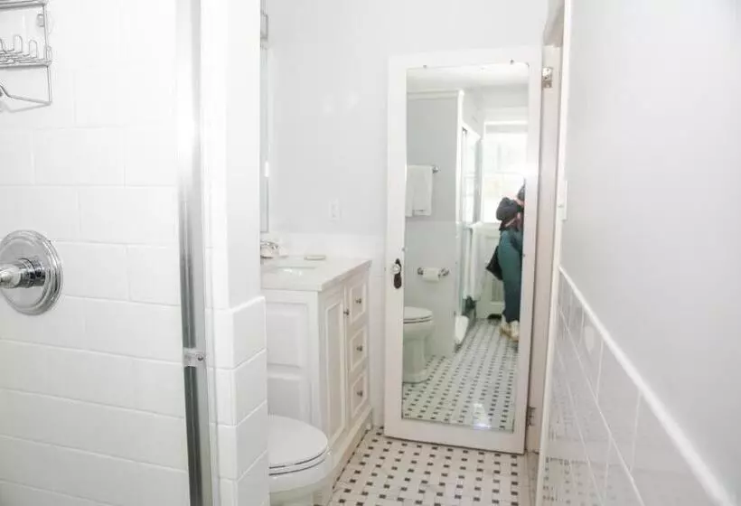 Otel Three Village Inn