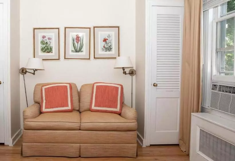 Otel Three Village Inn