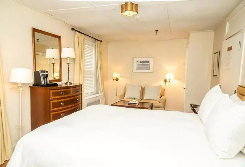 Otel Three Village Inn