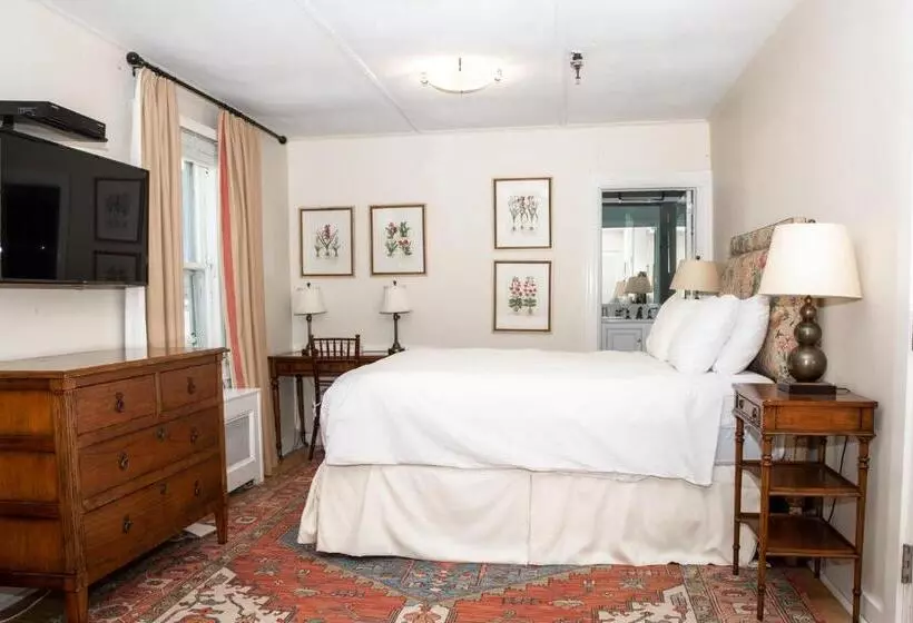 Otel Three Village Inn