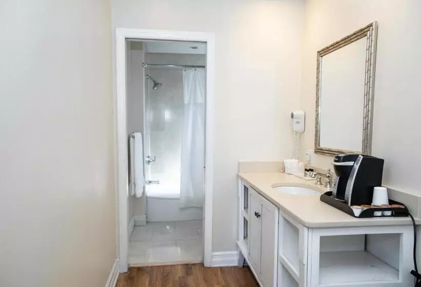 Otel Three Village Inn