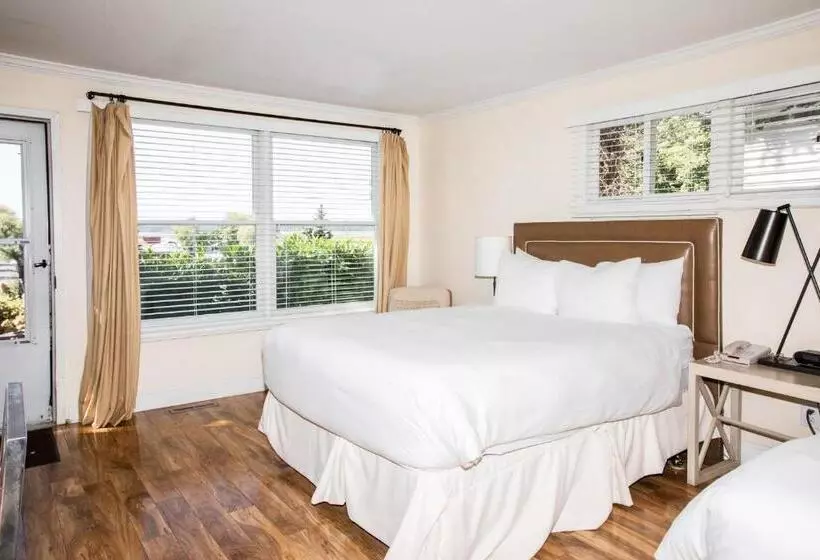 Otel Three Village Inn