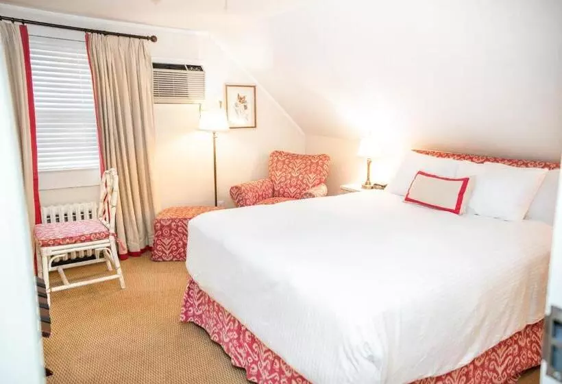 Otel Three Village Inn