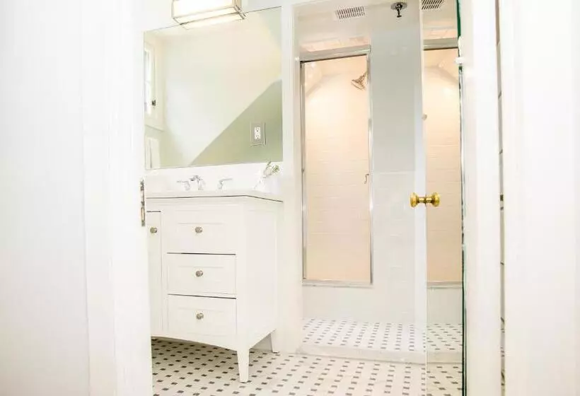 Otel Three Village Inn