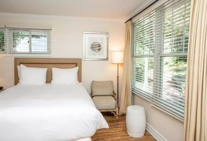 Otel Three Village Inn