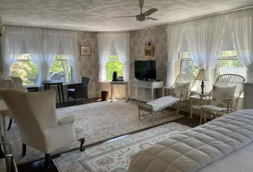 Moseley Cottage Inn And The Town Motel