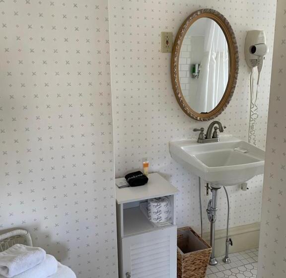 Moseley Cottage Inn And The Town Motel