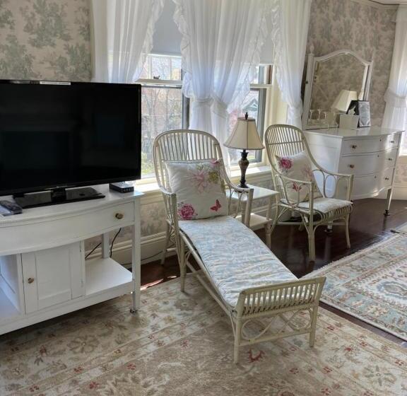 Moseley Cottage Inn And The Town Motel