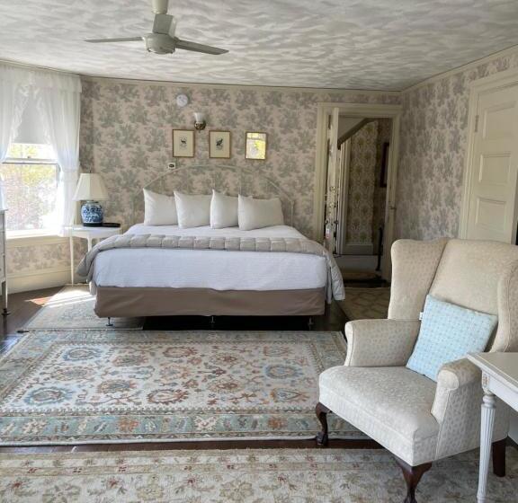 Moseley Cottage Inn And The Town Motel