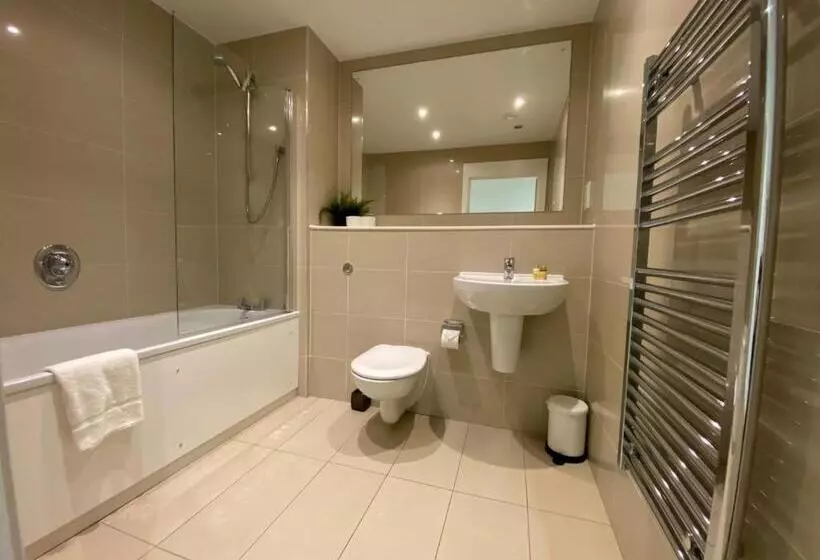 Berks Luxury Serviced Apartments , Free Parking, Free Gym And Free Wifi