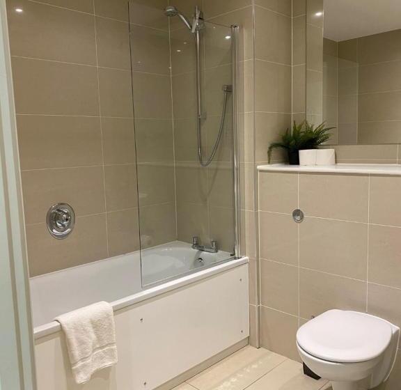 Berks Luxury Serviced Apartments , Free Parking, Free Gym And Free Wifi