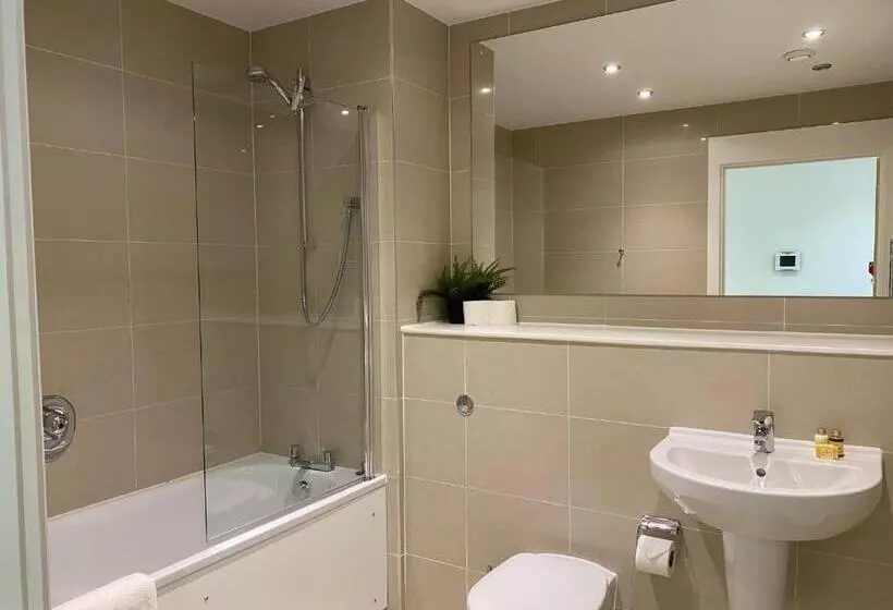 Berks Luxury Serviced Apartments , Free Parking, Free Gym And Free Wifi