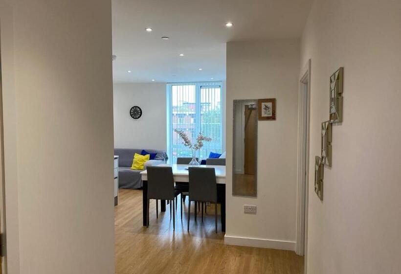 Berks Luxury Serviced Apartments , Free Parking, Free Gym And Free Wifi