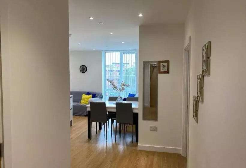 Berks Luxury Serviced Apartments , Free Parking, Free Gym And Free Wifi