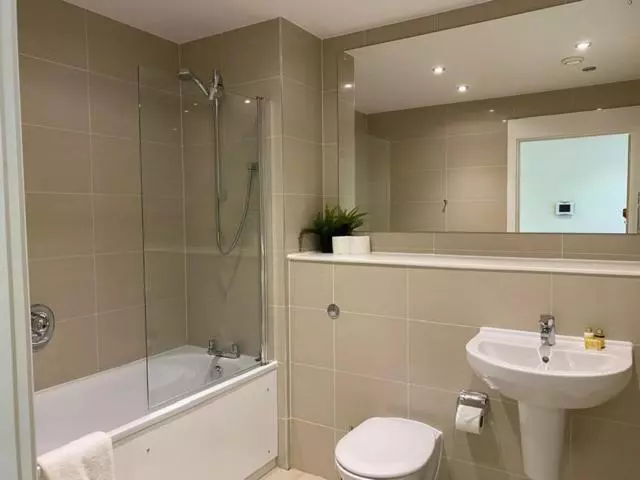 Berks Luxury Serviced Apartments , Free Parking, Free Gym And Free Wifi
