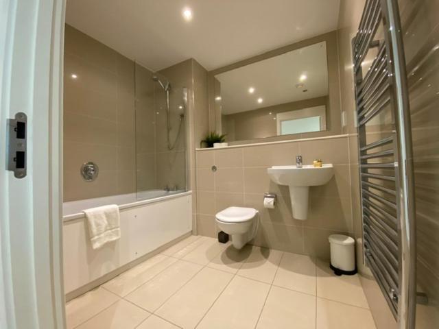 Berks Luxury Serviced Apartments , Free Parking, Free Gym And Free Wifi