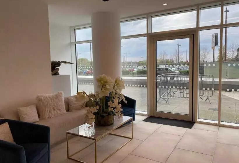 Berks Luxury Serviced Apartments , Free Parking, Free Gym And Free Wifi
