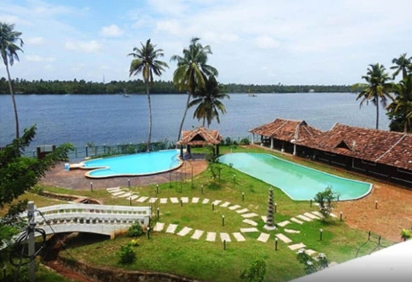 ホテル Sukhayus Wellness Heritage   Cherai