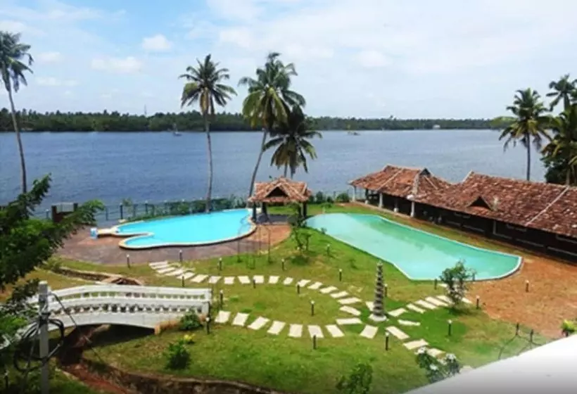 ホテル Sukhayus Wellness Heritage   Cherai
