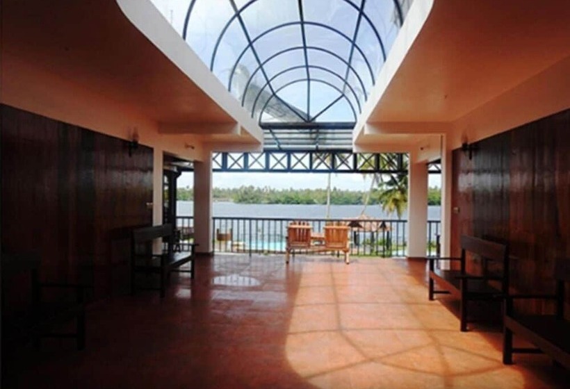 ホテル Sukhayus Wellness Heritage   Cherai