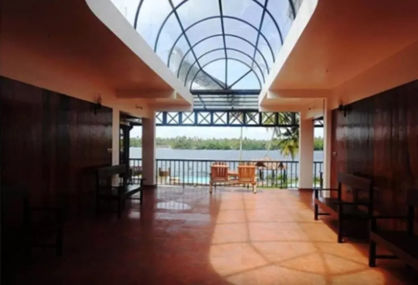 ホテル Sukhayus Wellness Heritage   Cherai