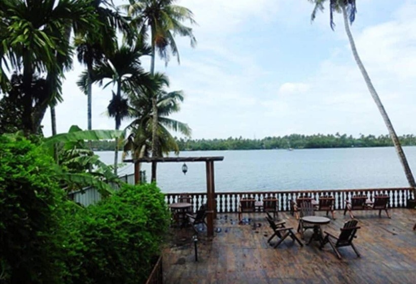 ホテル Sukhayus Wellness Heritage   Cherai