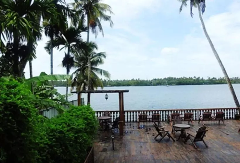ホテル Sukhayus Wellness Heritage   Cherai