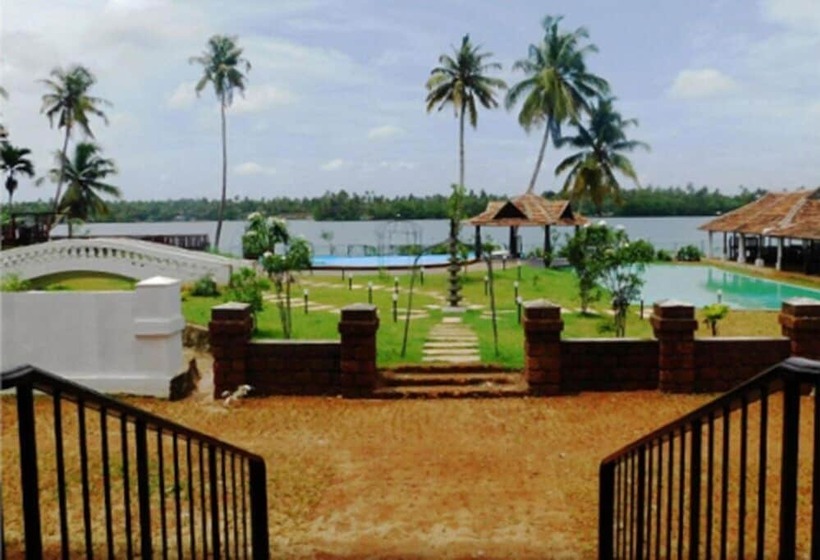 ホテル Sukhayus Wellness Heritage   Cherai