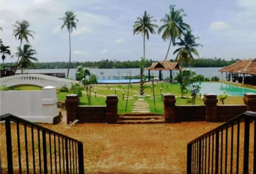 ホテル Sukhayus Wellness Heritage   Cherai