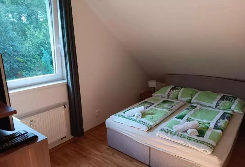 Majatalo Restaurace A Penzion U Lesa